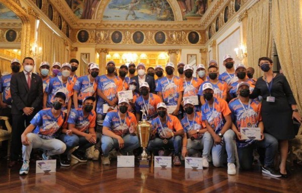 Los jugadores fueron homenajeados por lograr el título de la categoría por primera vez en su historia.