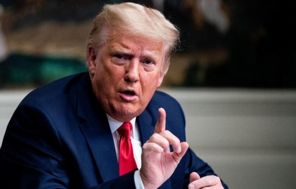 Trump a través de Truth, su red social, escribe mensajes incendiarios. Se considera un perseguido político.