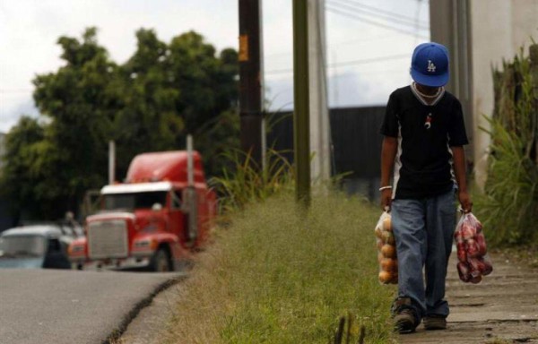 Aparte de que viven en la calle, los infantes tienen que trabajar para poder mantenerse.