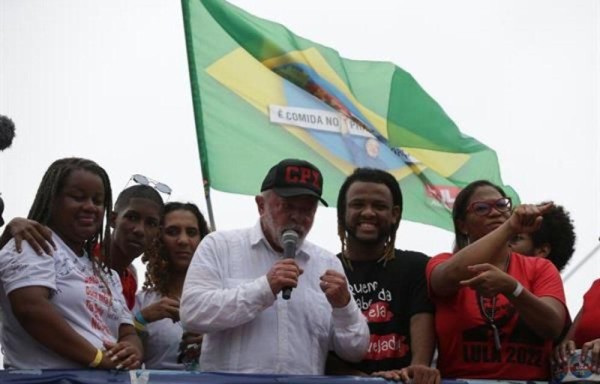 Lula en el Complexo do Alemao, una de las favelas más grandes de Río de Janeiro.