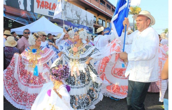 Los hombres engalanaron con vistosos atuendos