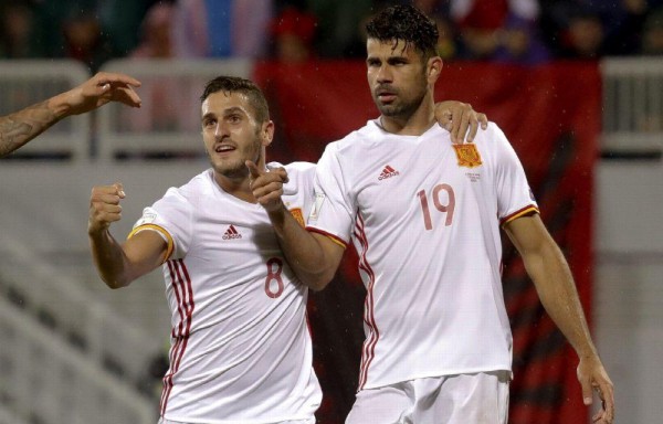 El delantero de España, Diego Costa (d) celebra su gol.