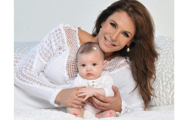 Junto a su bebé Luciana.