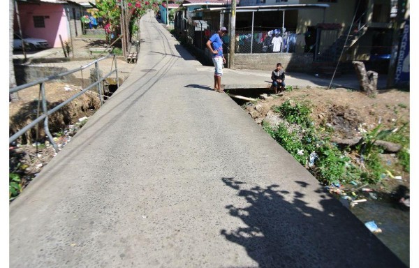 Puente vehicular se mantiene sin barandas de hierro.