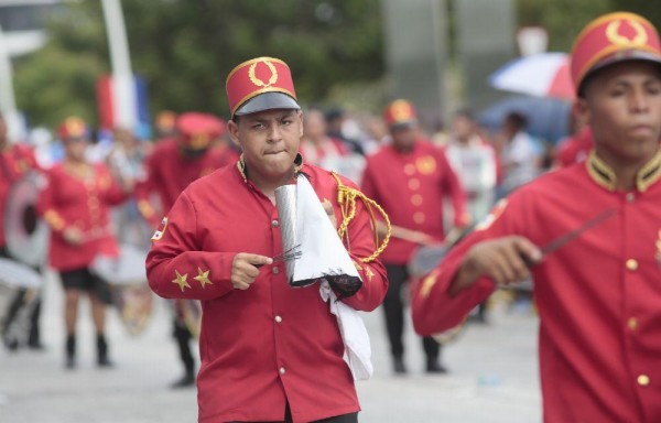 Le pusieron el sazón a los desfile con sus pasos.