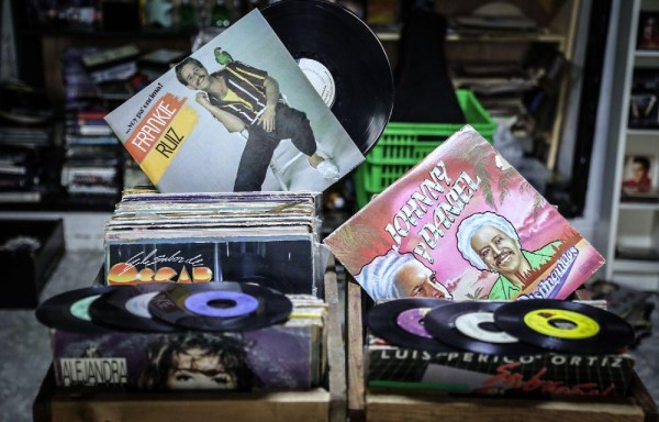 Hay una amplia colección de discos clásicos de la salsa.