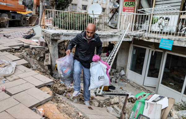 Unas 865,000 personas viven en tiendas de campaña tras el terremoto en Turquía