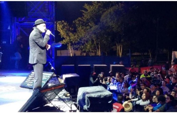 Les conversó a los asistentes sobre su crianza.