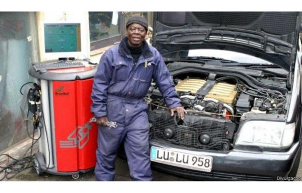 Rey gobierna desde Alemania por Skype