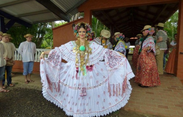 Luce su pollera.