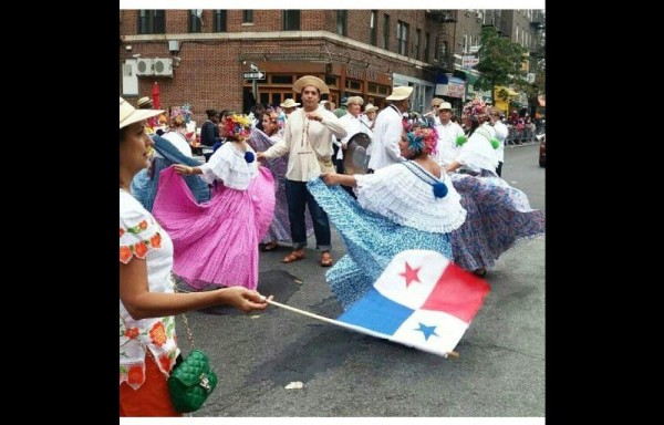 Panameños participan del desfile del orgullo.