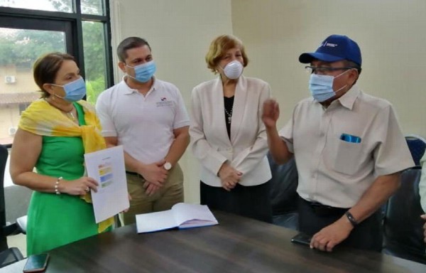 Fidelio Alfaro, docente entregó materiales contextualizado al Meduca.