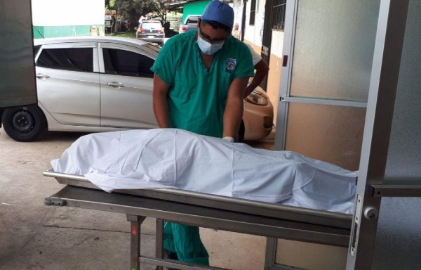 La víctima, de entre 55 y 60 años de edad, tenía 5 puñaladas en el cuerpo