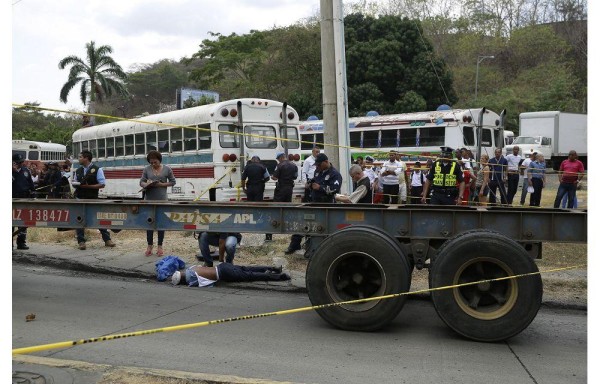 Padrastro del chico atropellado solo observaba en silencio el cadáver de Johameth