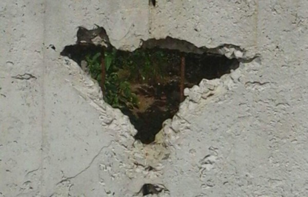 El muro perimetral mantiene grietas en algunos puntos.