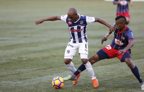 Josiel Nuñez (d) disputa el balón ante el veterano Parris en el partido entre Plaza y Atlético Veragüense.