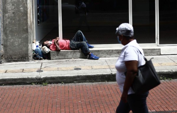 Algunos duermen en las aceras, otros abajo de puentes y zaguanes.