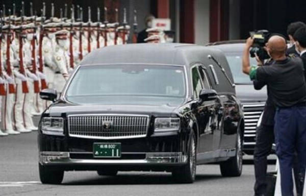 Salen del templo budista.