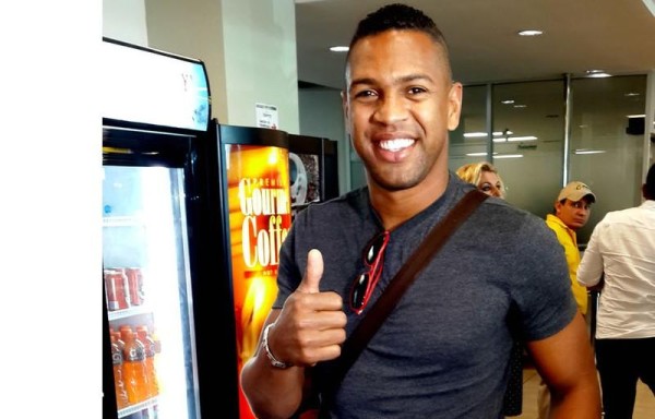 Roberto Nurse a su llegada al aeropuerto de Tocumen.