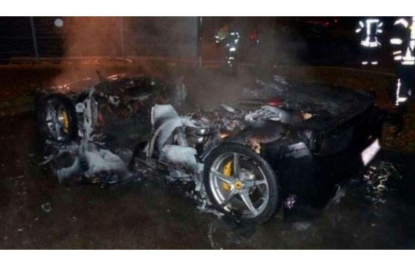 Incendió su Ferrari para conseguir otro