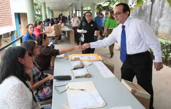 El profesor Eduardo Flores ejerció su derecho al voto en la facultad de Ciencias Exactas.