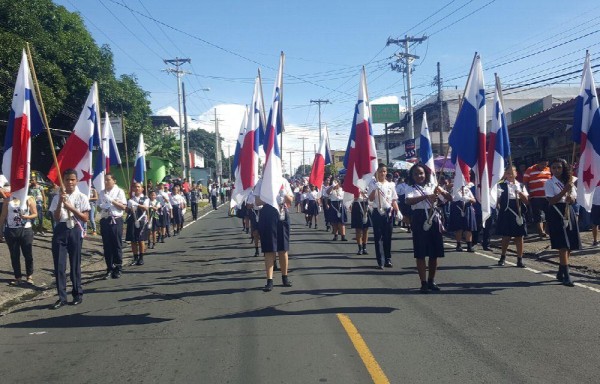 En San Miguelito niños portaron la Bandera.