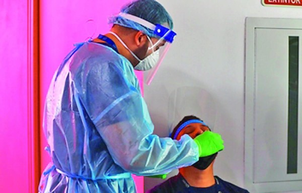 Alarmante Hay un total de 27 pacientes en UCI manejado por la CSS, 43 en UCRE y 203 en sala. En el caso de la Ciudad Salud, hay un incremento de entre el 15 a 20 de pacientes por día. En los últimos días de diciembre se vieron fiestas masivas, con gente sin uso de mascarilla, lo que se traduce cinco días después en contagios. También se vieron las playas abarrotadas, por lo que solicitó a la población no descuidar las medidas de bioseguridad.