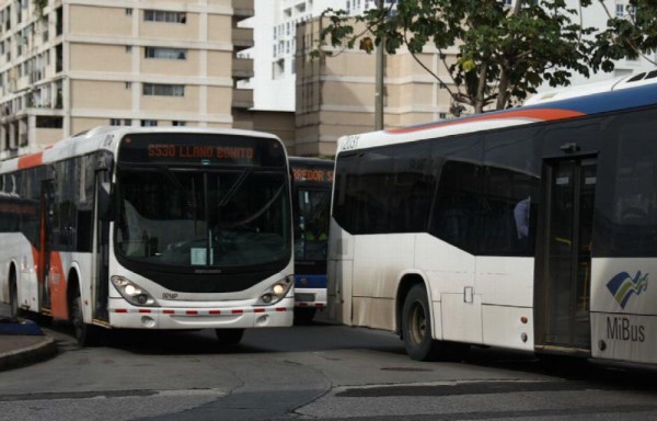 Se quejan del servicio de Mi Bus.