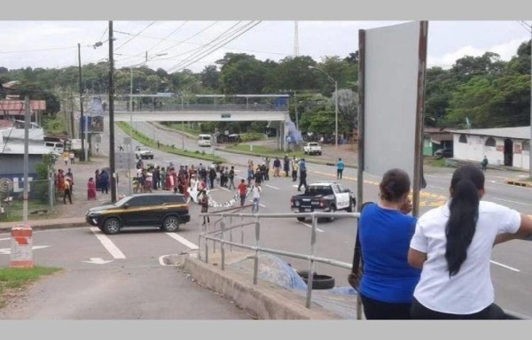 En uno de los puntos, la Policía procedieron a desplazar a los manifestantes a un costado de la vía.