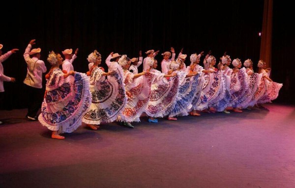 Cuadro santeño de gala en escena.