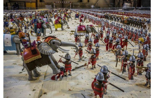 Recrea batalla con más de 26 mil muñecos