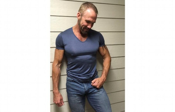 Del periodismo saltó al porno ‘gay'