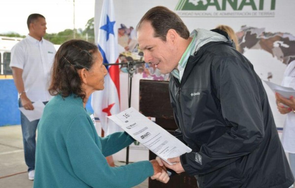 González: ‘80 mil personas se han beneficiado con sus títulos'.