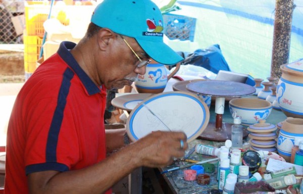 Las manos de expertos artesanos que hicieron posible la confección de la vajilla.