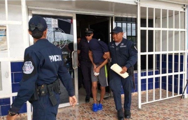 Hombre que mató a su abuela, madre y hermana es condenado a 45 años de ...