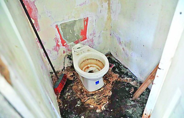 Sus baños están en pésimas condiciones.