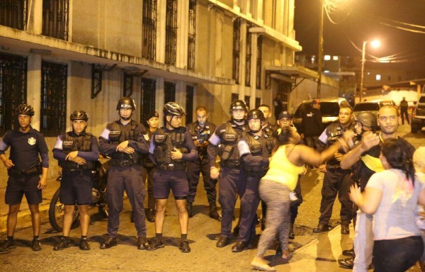 Revulú con familiares de la víctima y los agentes de la PN.