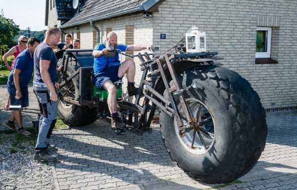 Su bicicleta pesa más de 2 mil libras