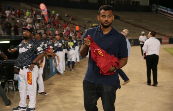 Burgos Jr. estuvo compartiendo con los fanáticos en la apertura del béisbol juvenil.