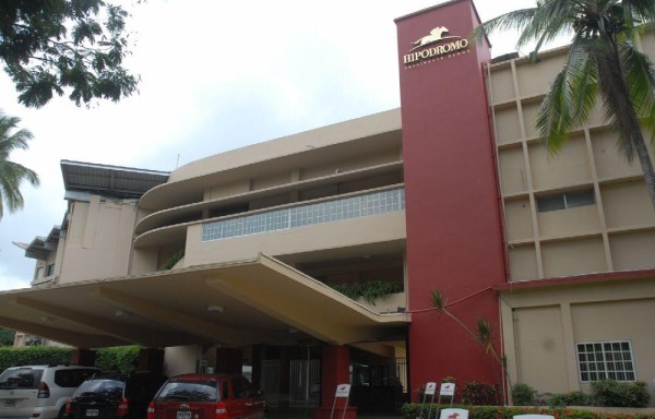 Fachada frontal del vetusto Hipódromo Presidente Remón.