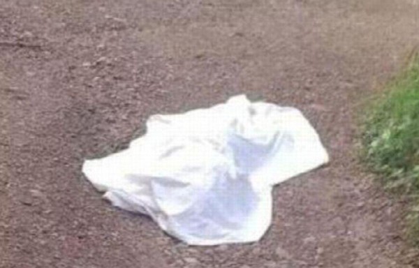 Sus familiares hallaron el cuerpo de Erika tirado boca abajo en medio del camino.