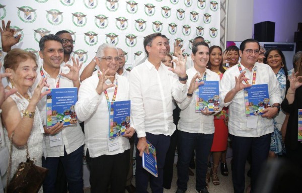 Candidatos presidenciales se trasladaron en tren hasta Colón al lanzamiento de El Cambio Empieza por Mí.