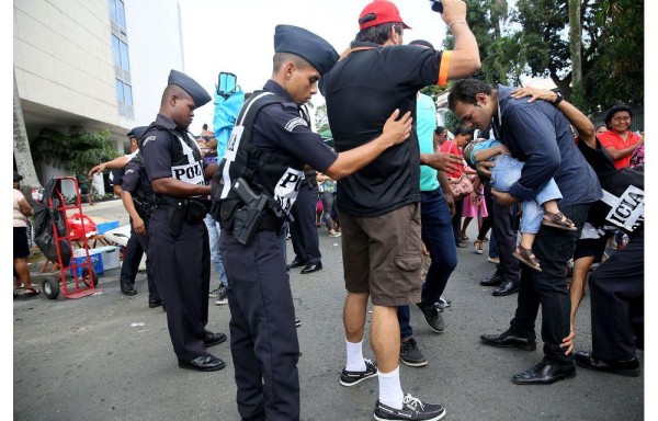 Hubo mucha seguridad en las entradas.