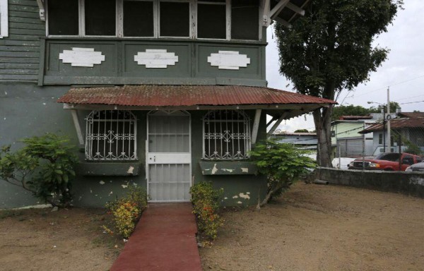 Una de estas casas de estilo caribeño, de la época de construcción del Canal de Panamá, está en Parque Lefevre y aún se mantiene de pie. A pesar de que han pasado tantos años desde su edificación, se resiste a desaparecer.