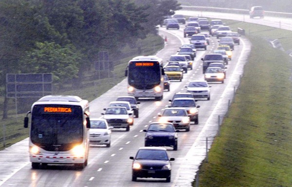 Los metrobuses tendrán derecho a utilizar tres carriles en los corredores en horas pico, según el Gobierno.