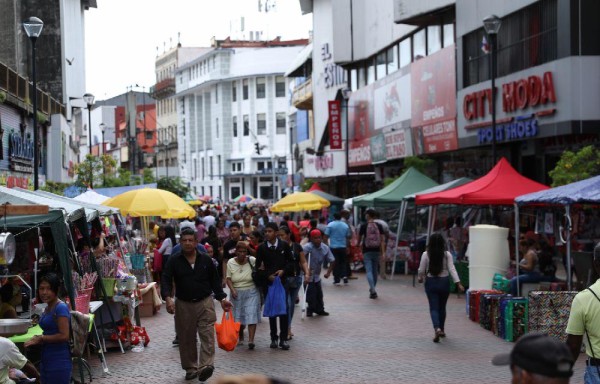 Algunos dicen que hay mucho más de 250 buhoneros, pues ya se siente la incomodidad al caminar por allí.