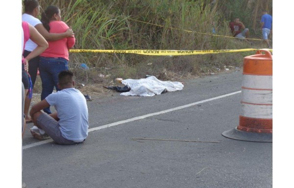 Familiares de José Rodríguez, al verlo cubierto con una tela blanca, quedaron sumidos en el dolor.