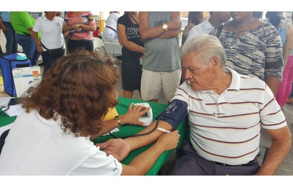 Toma de presión arterial, vacunación y promoción se llevó a cabo en la región de Salud.