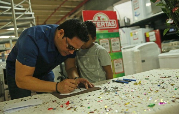 El cantante Rey Ruiz estuvo en Ojo de Agua, San Miguelito