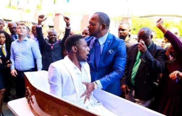 Pastor resucita a un muerto en Sudáfrica, ahora lo demandan